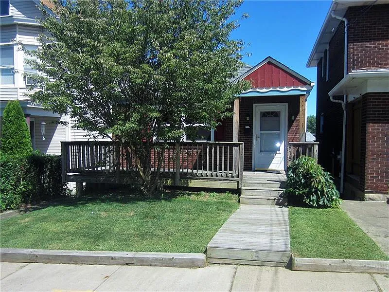 915 Deely St photo 1