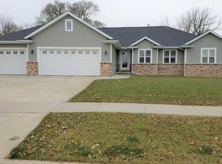 5017 N Applebend Dr, Appleton, WI 54913