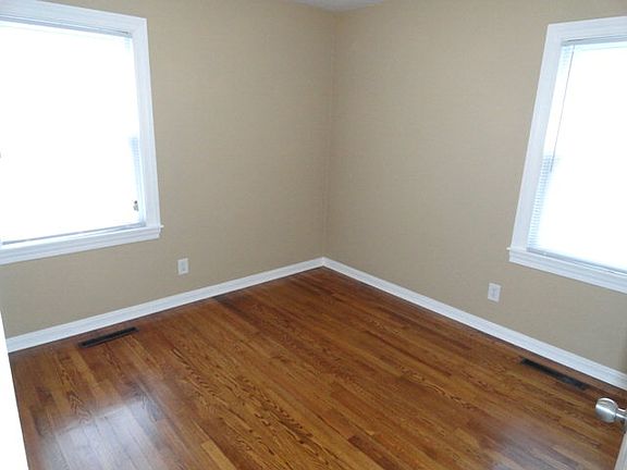 2nd image of 3411 Hawthorne Dr