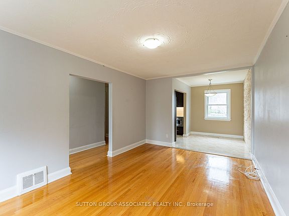 3rd image of 21 Deevale Rd