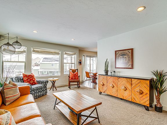 3rd image of 2311 E Deer Park Ln