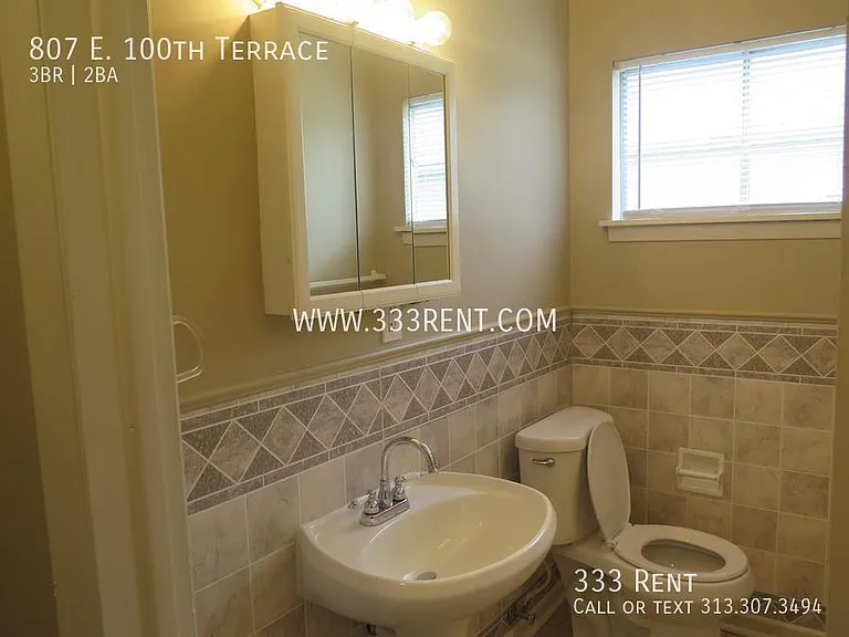 807 E 100th Ter — Photo 12