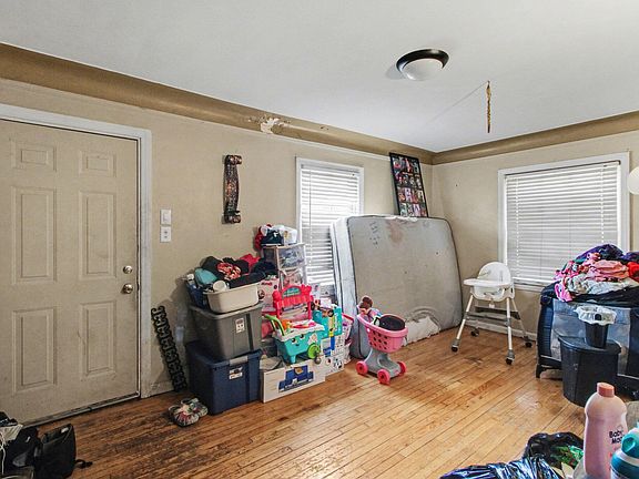 5th image of 8304 Robson St