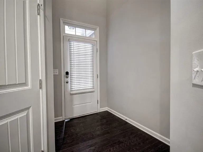 521 Coral St — Photo 8