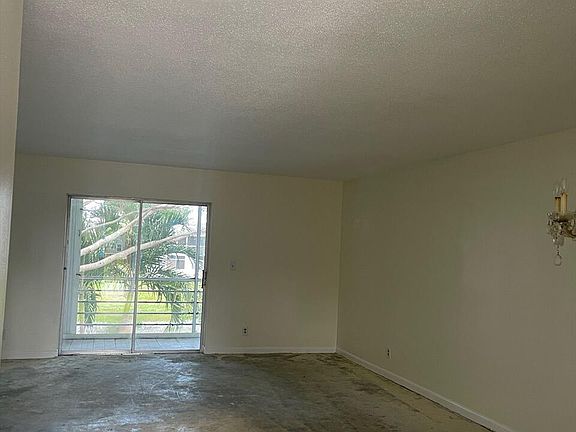 4th image of 206 Oxford Pl #100