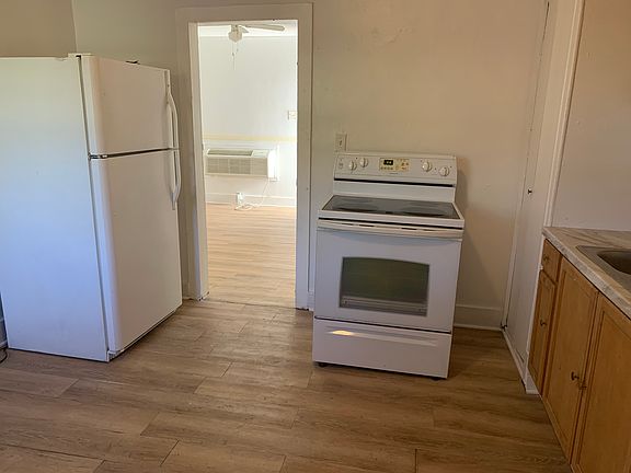 3rd image of 275 52nd St Unit B