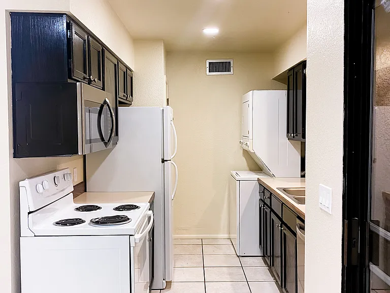 4321 Avenida Palermo #D — Photo 3