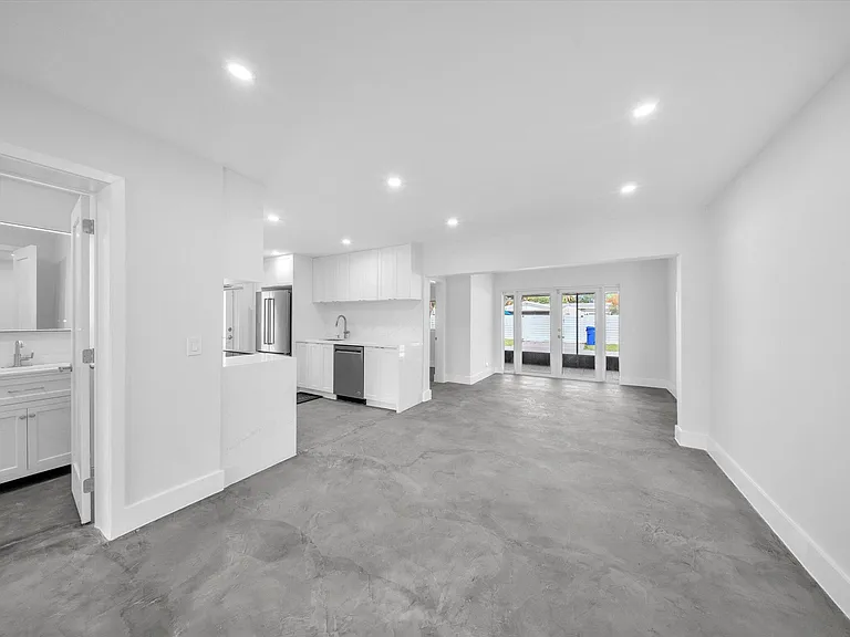 1721 N 16th Ct — Photo 13