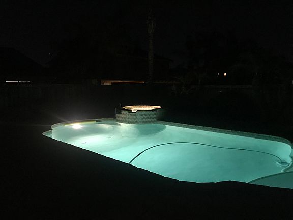 Share Swimming pool & hot tub Night View