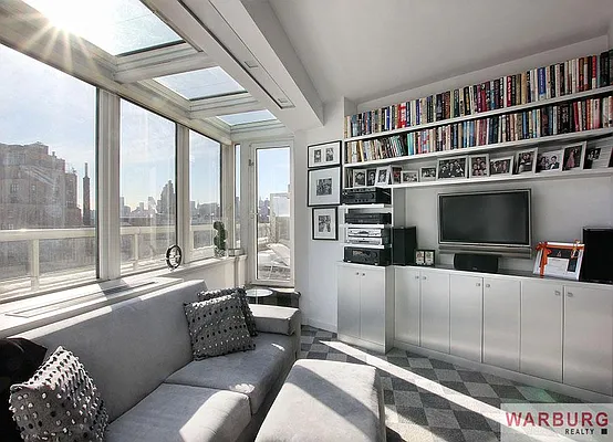 Sold by Warburg | media 32