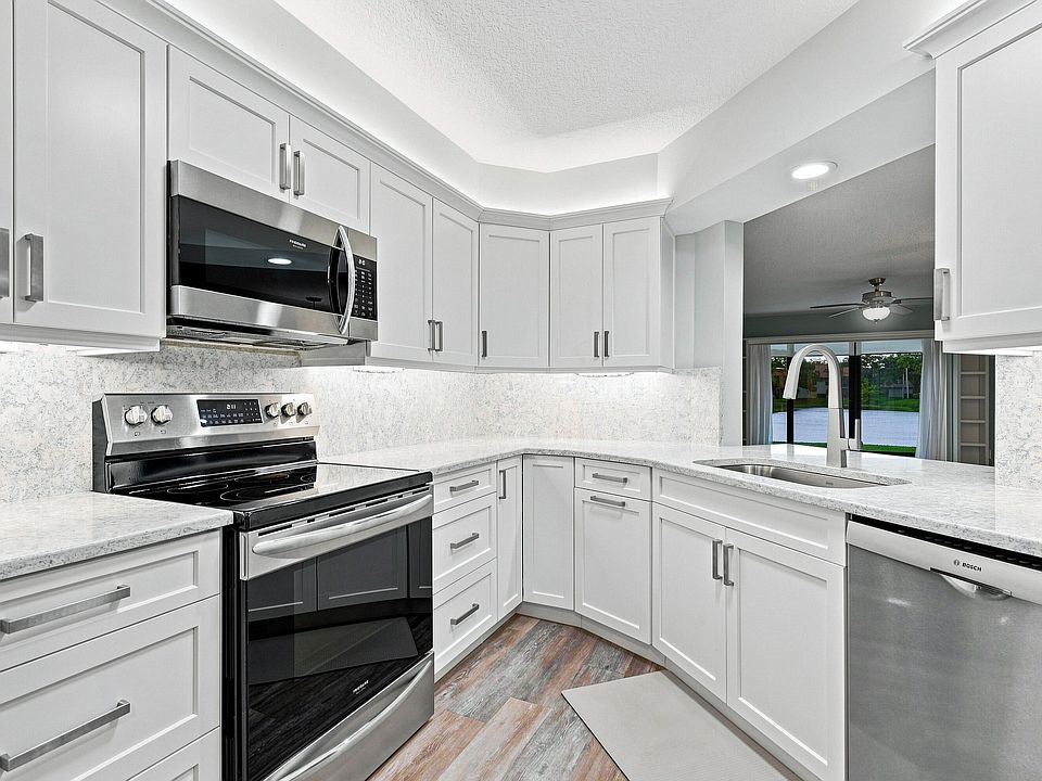 1st image of 3410 SE MARTINIQUE Trace #102