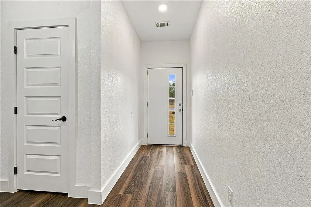 3 bed, 2.0 bath, 1297 sqft, $2,000 — Photo 4