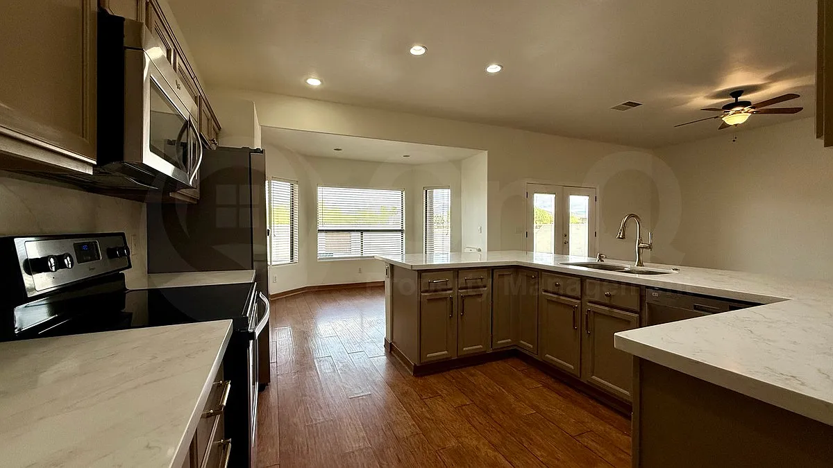 3 bed, 2.0 bath, 1919 sqft, $3,299 — Photo 4