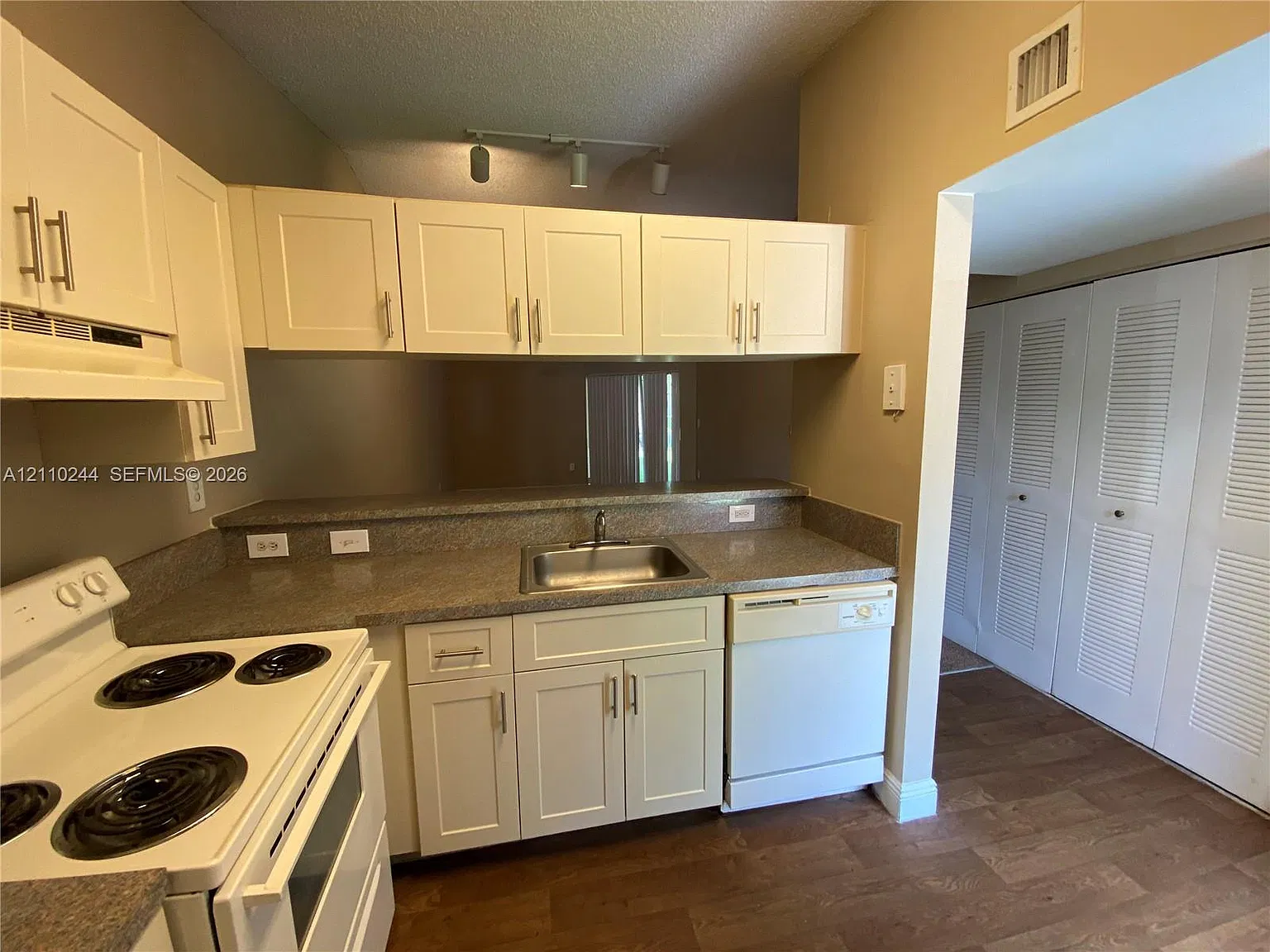 Villas De Venezia Condo — Photo 2