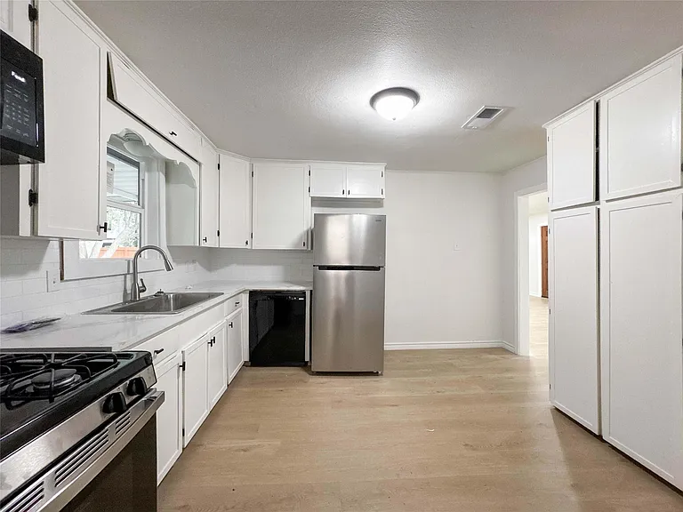 703 Texas Ave — Photo 7