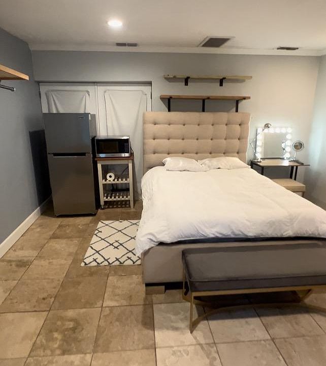 1st image of 6704 S Himes Ave #5