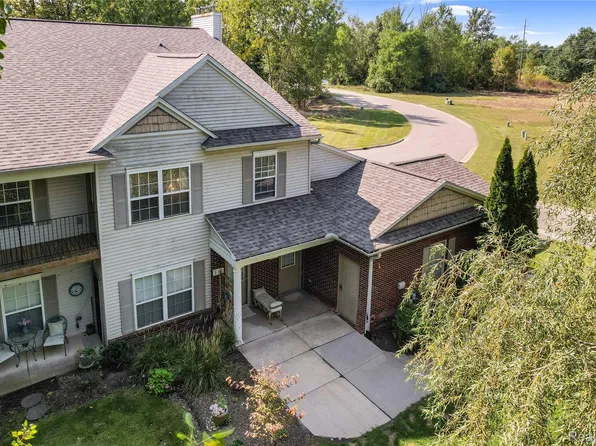 939 Eagle Dr, Fenton, MI 48430