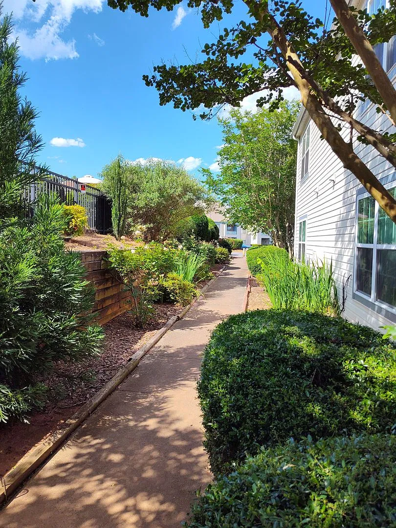 Beautiful 3 bedroom condo overlooking pool! — Photo 1