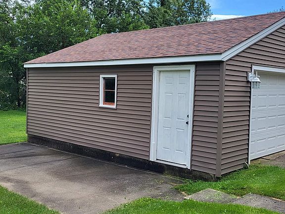 4th image of 1673 Robertson Ave