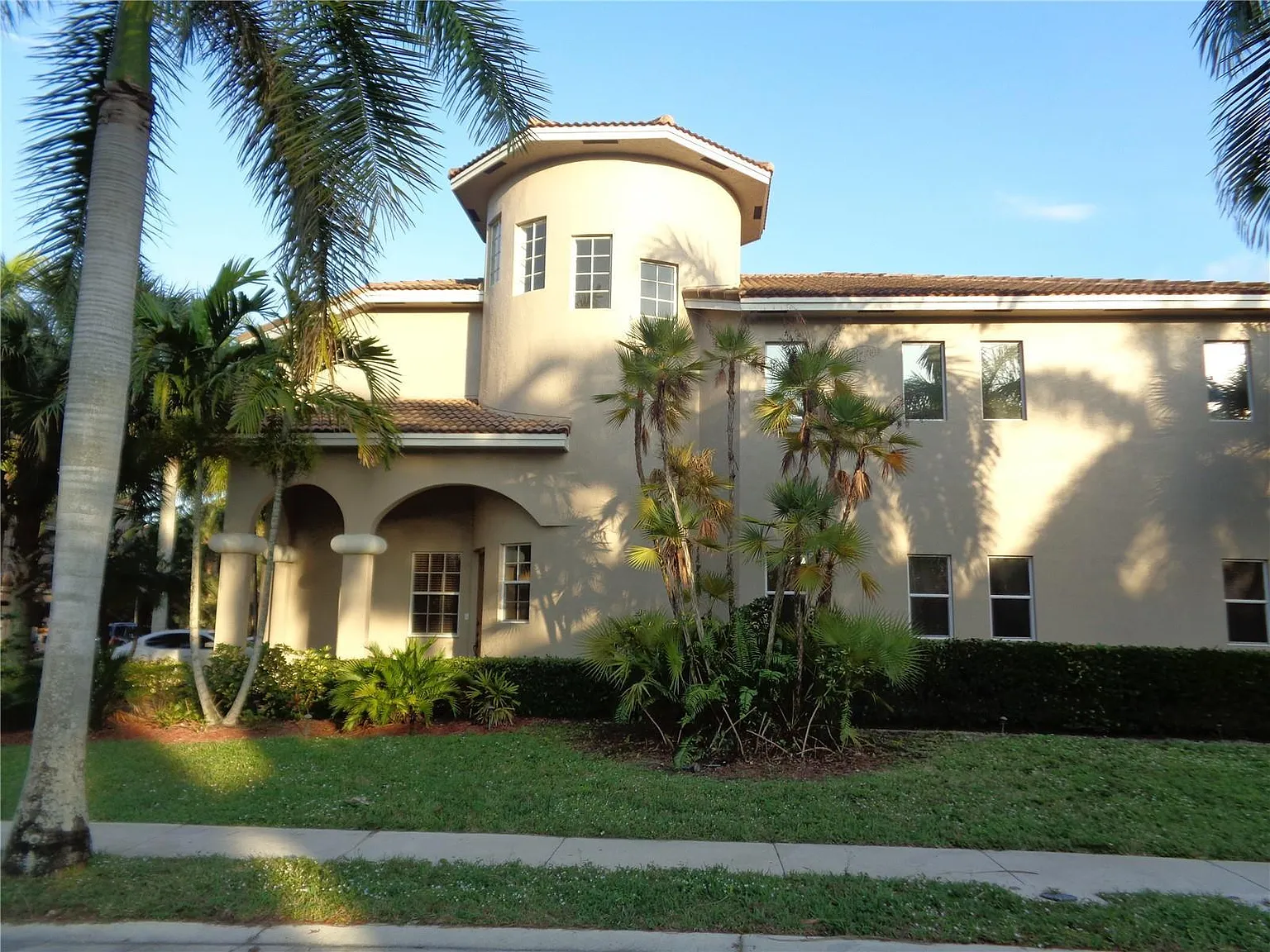 4 bed, 2.5 bath, 2868 sqft, $5,400 — Photo 2
