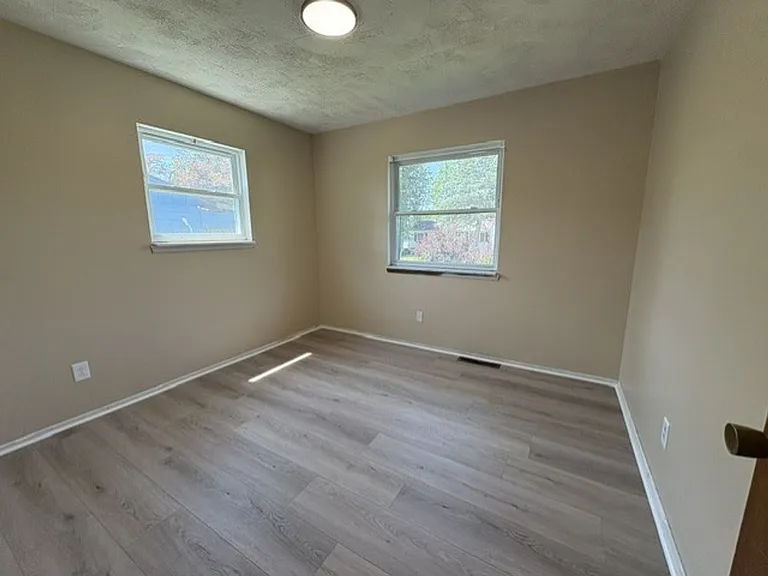 1383 Crestview Ave — Photo 8