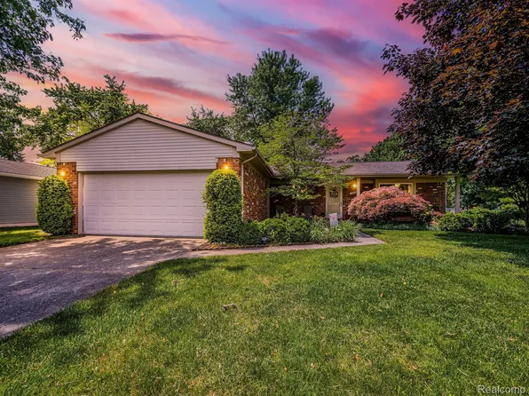 1046 Meadowlark Dr, Waterford, MI 48327