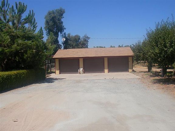 3-CAR DETACHED GARAGE 