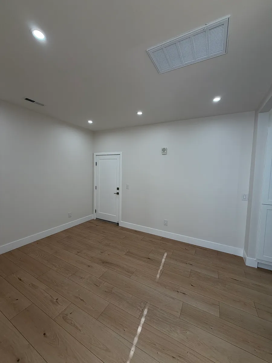 Large living area - 1250 Capitol Ave #4