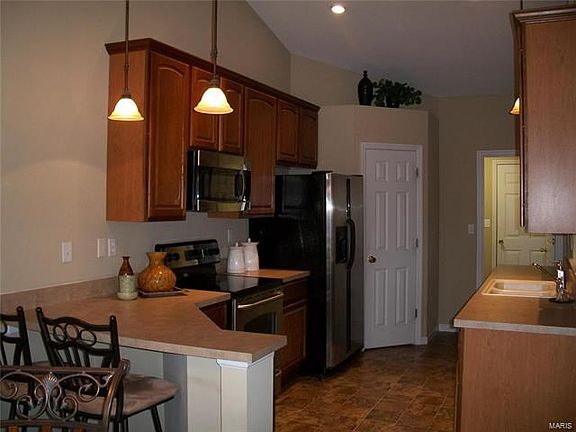 Custom cabinetry - breakfast counter - walk-in pantry
