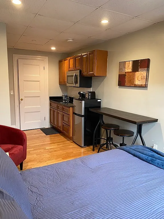 302 Newbury St — Photo 2