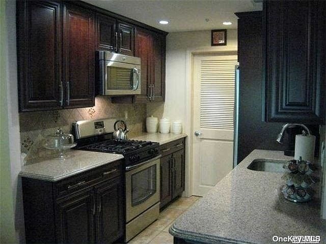 1st image of 425 Clubhouse Ct