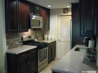 425 Clubhouse Ct, Coram, NY 11727