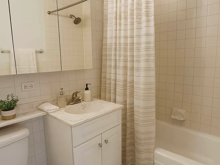 1470 1st Ave #6E — Photo 3