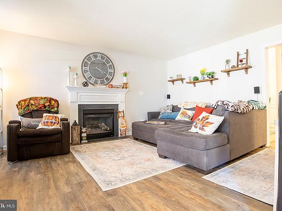 3rd image of 37 Apple Blossom Dr