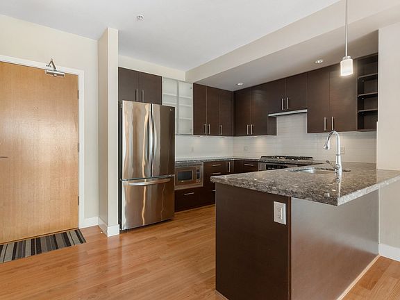 5th image of 14200 Riverport Way #302