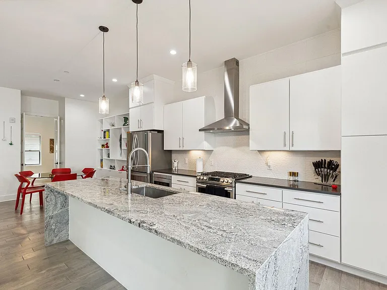 422 W 9th St #106 — Photo 8