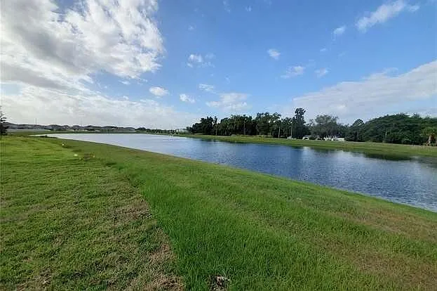 4 bed, 2.0 bath, 1936 sqft, $2,345 — Photo 2
