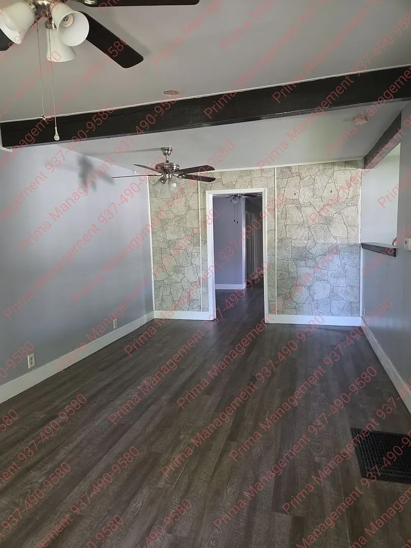 Great 3 bed 2 bath with AC close to everything! — Photo 2