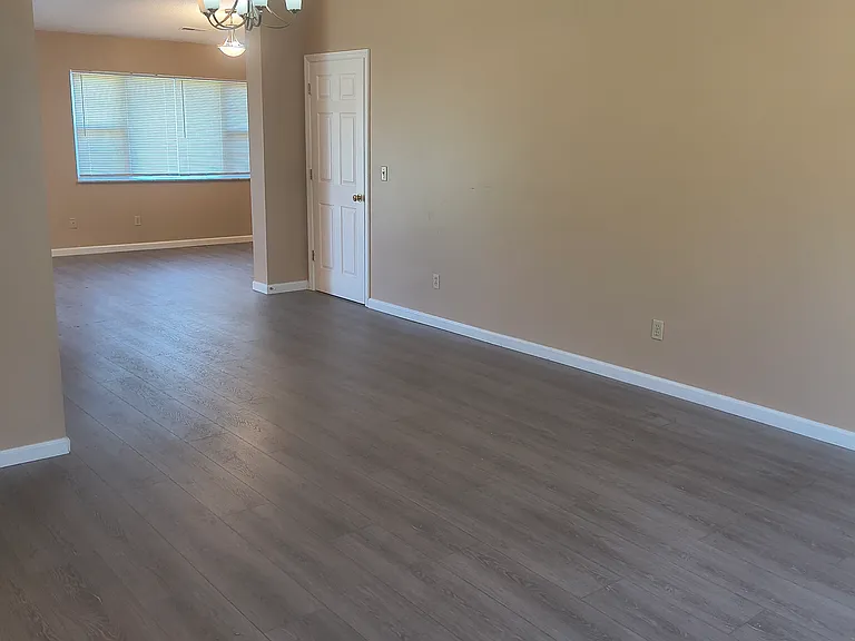 1655 E Crescentville Rd — Photo 12