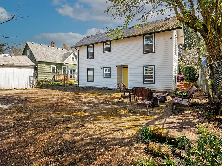 4313 N Kerby Ave — Photo 35