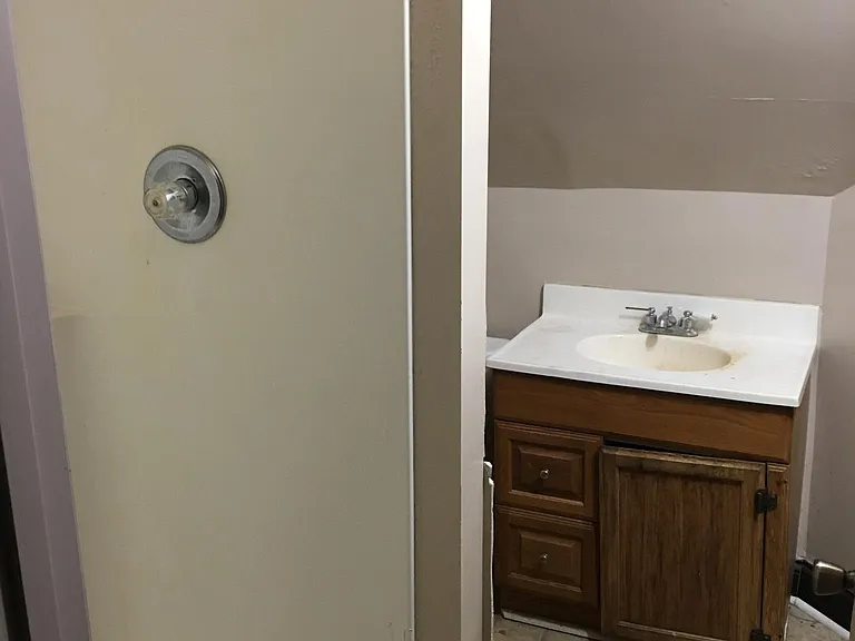Upstairs 2nd bath
