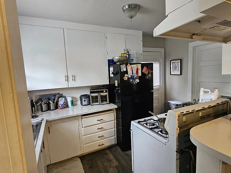 Kitchen with washer/dryer hookups