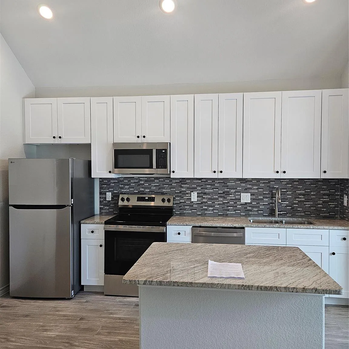 3 bed, 2.0 bath, $1,400 — Photo 3