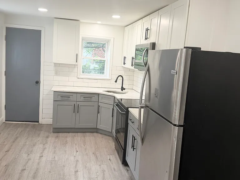 1532 N Edgewood St — Photo 5