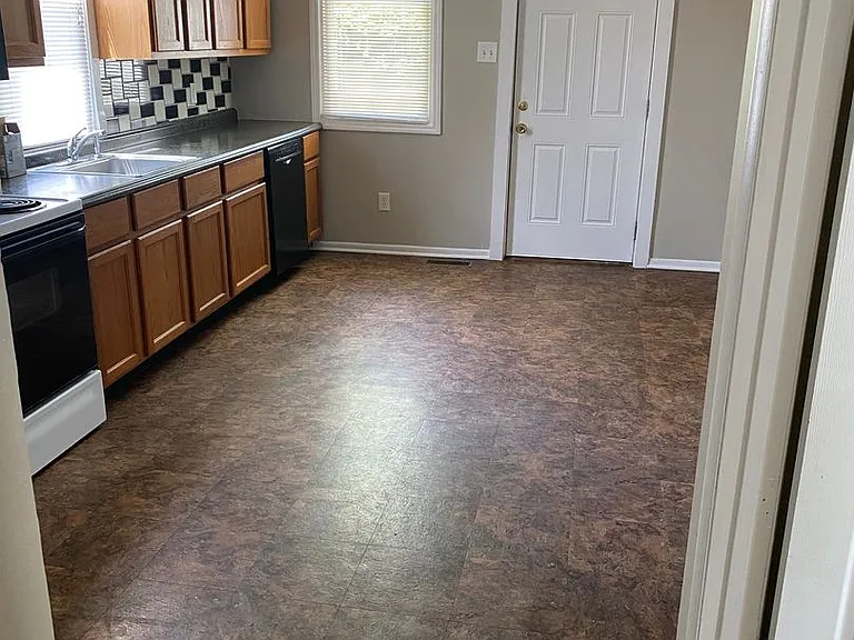 127 E Holden Ave — Photo 2