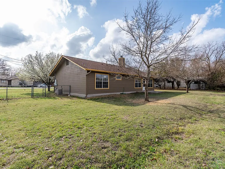2604 Peach Tree Ln — Photo 16