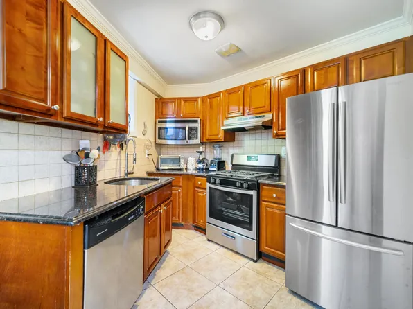 852 Home Street image 11 of 22