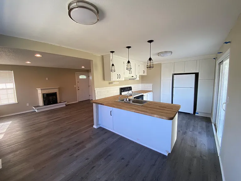 4636 N Bristol St — Photo 2