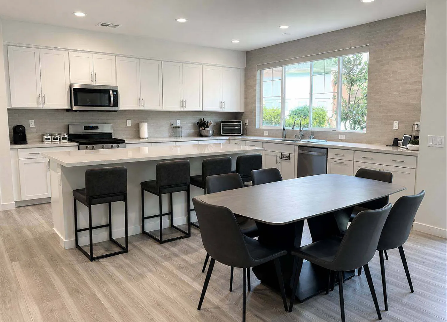 Stunning 4 bed, 2.5 bath end unit in Westerly neighborhood — Photo 4