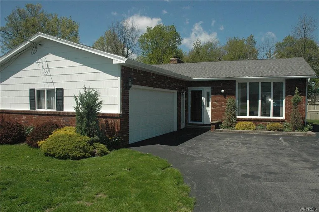 574 Rowley Rd photo 1